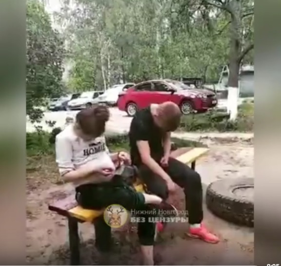 Пьяные парни побили «заумную» остановку в Челябинской области