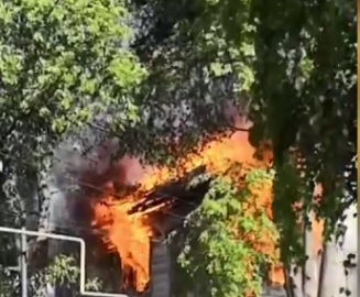 Пожар хуже вора: огонь оставил четыре семьи без крова (ВИДЕО)