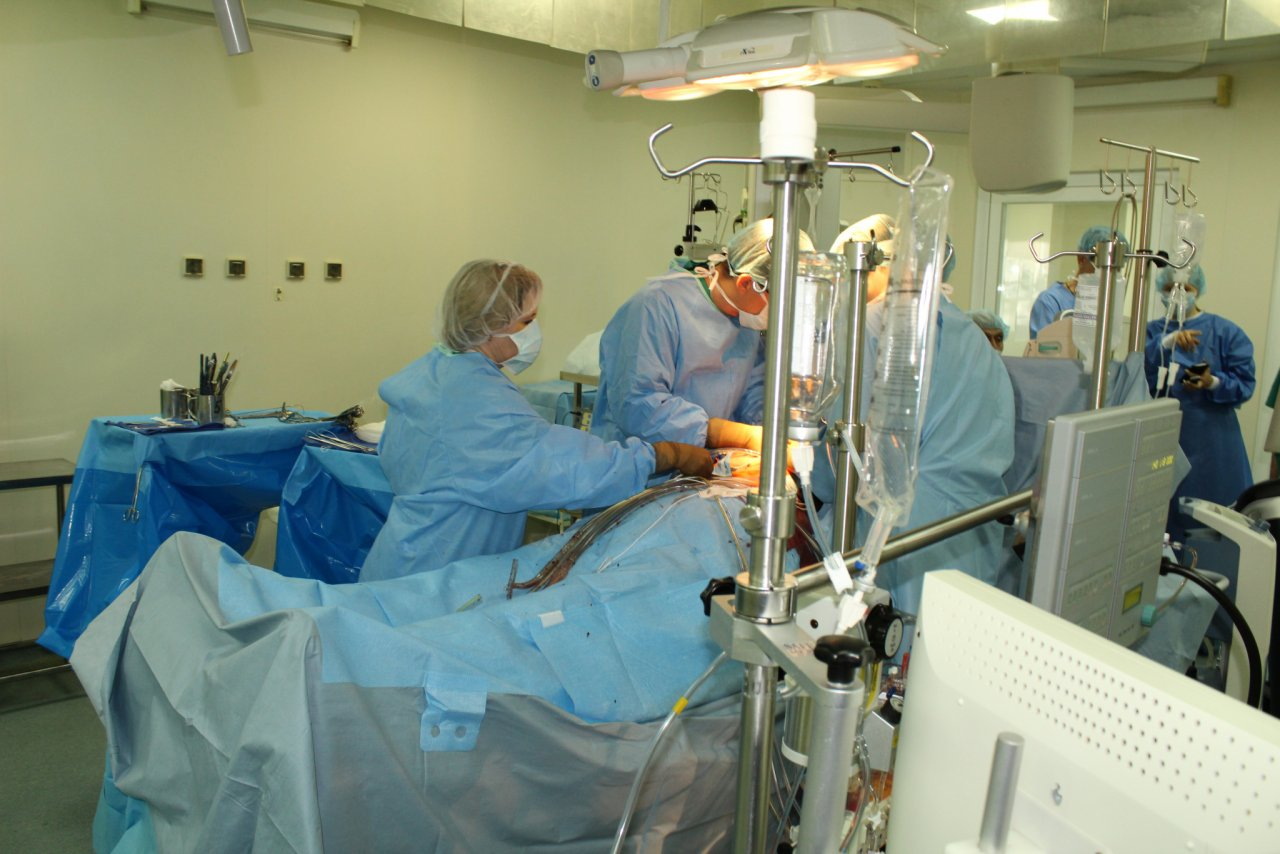 Нижегородские кардиохирурги провели две уникальные операции на открытом сердце