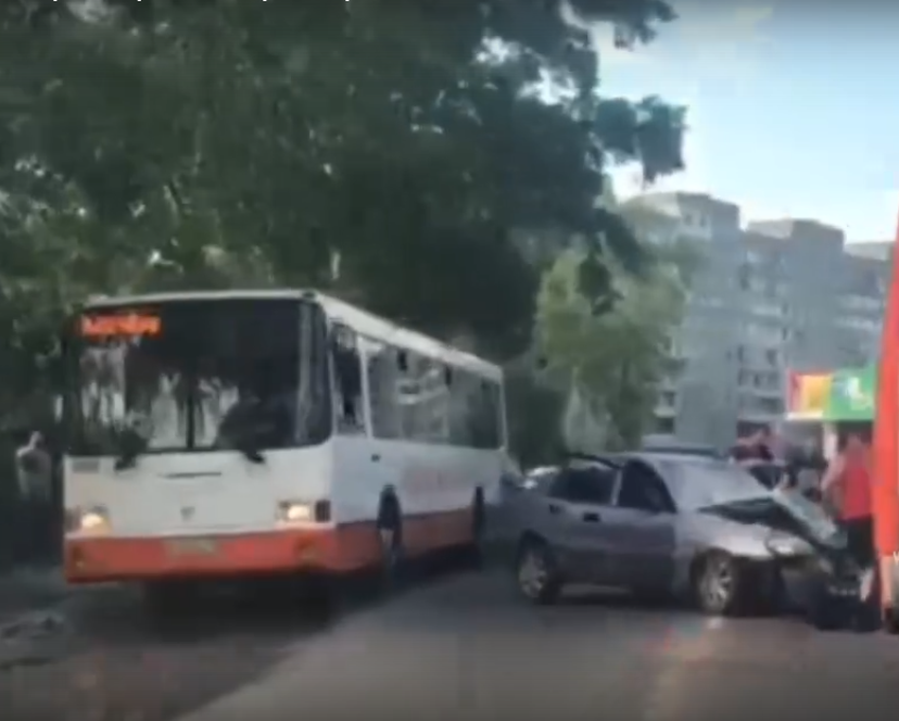Легковушка влетела в автобус в Нижнем Новгороде: четверо пострадавших (ВИДЕО)