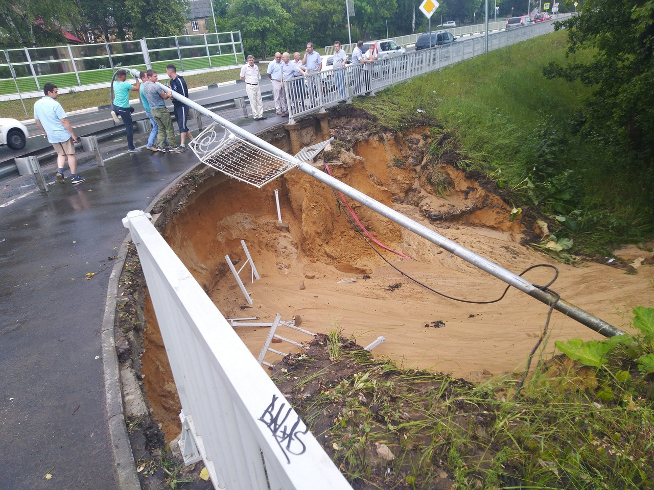 Дождь размыл дорогу за 600 миллионов в Сарове (ФОТО)