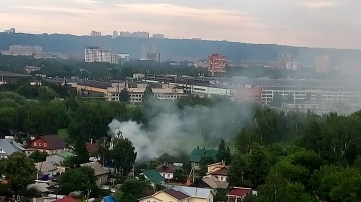 Частный дом открытым огнем горит в Нижнем Новгороде (ВИДЕО)