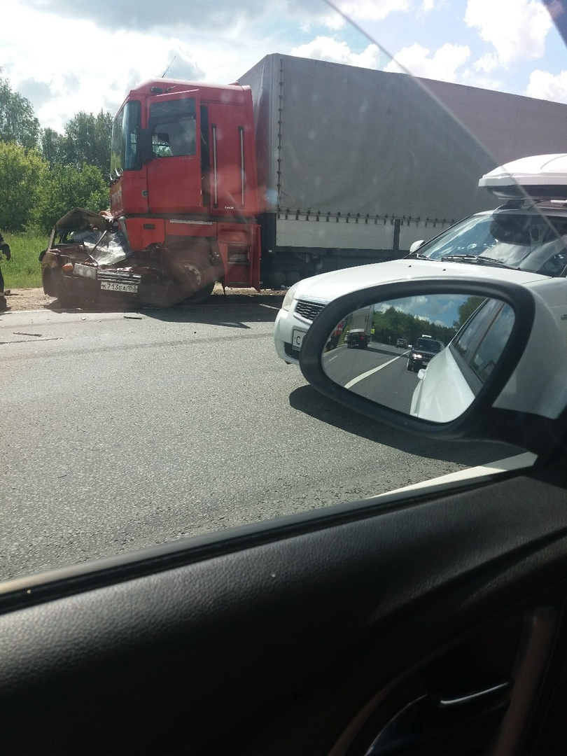 "Жигули" влетели под грузовик в Кстовском районе: есть погибшие (ВИДЕО)