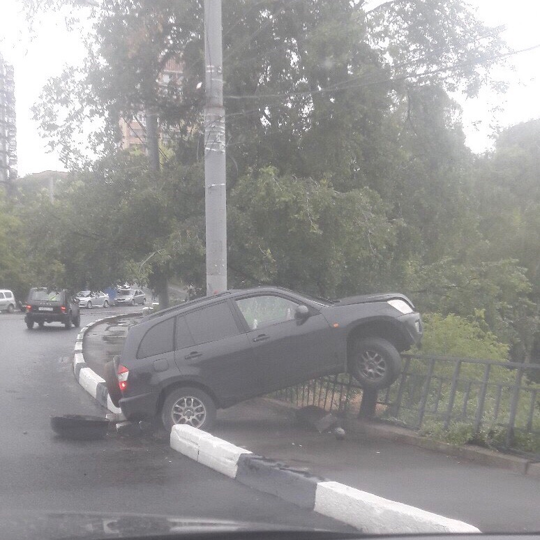 ДТП на скользком склоне произошло в центре Нижнего Новгорода (ФОТО, ВИДЕО)