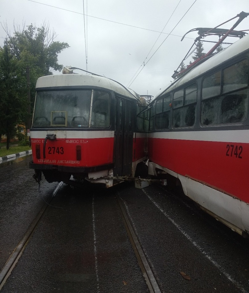 Трамвай сошел с рельсов в Нижнем Новгороде (ФОТО, ВИДЕО)