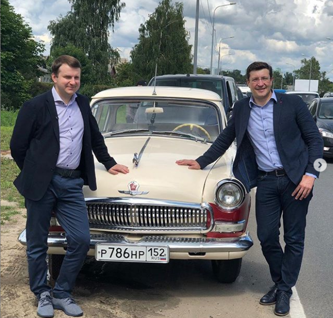 Максим Орешкин и Глеб Никитин прокатились на ретро автомобиле по Нижнему Новгороду (ФОТО, ВИДЕО)