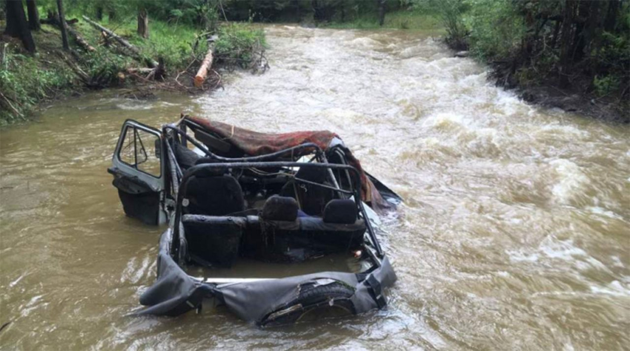 Семь детей и трое взрослых утонули в автомобиле при переправе через реку