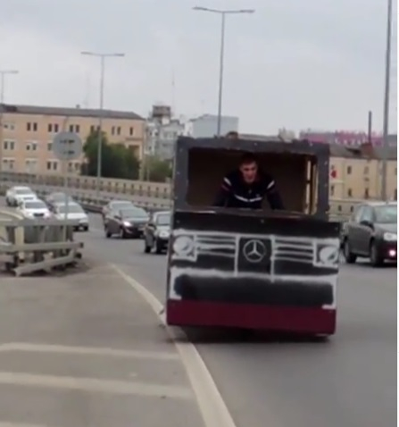Нижегородскому блогеру Илье Молодцову грозит штраф за езду на картонном Gelandewagen