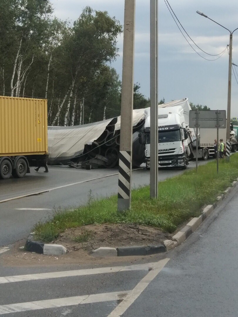 Фура перекрыла движение на трассе М-7: большегруз перевернулся около поворота на Дзержинск (ФОТО)