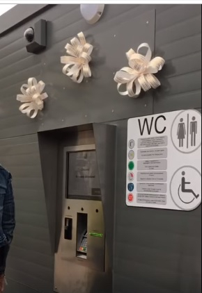 Первый туалет за пять миллионов рублей, установленный на Нижневолжской набережной, сломался (ВИДЕО)