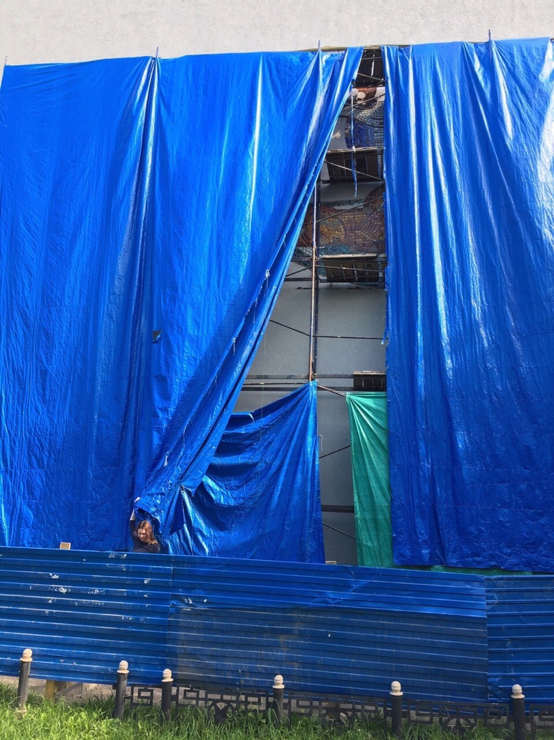 Мозаичный пловец выглянул из-под строительной пленки на стене бассейна «Чайка» на Автозаводе (ФОТО)