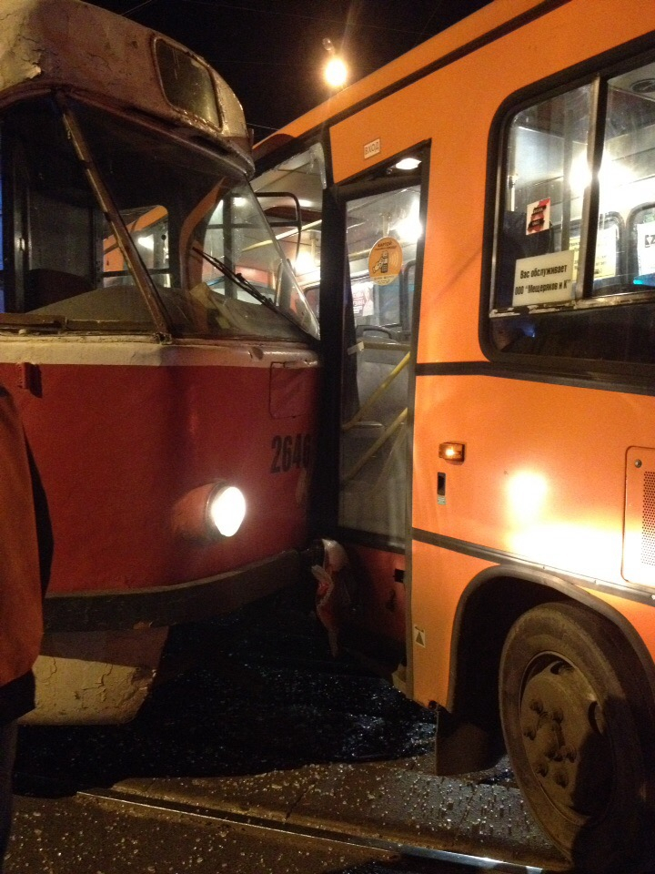 Не вписались в поворот: маршрутка и трамвай столкнулись в Сормовском районе