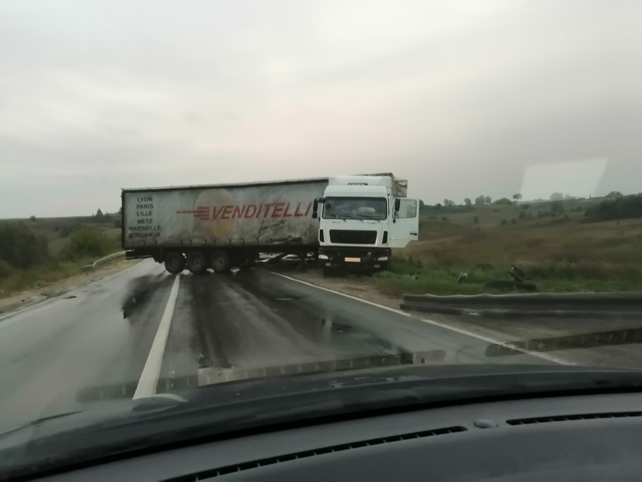Пункт назначения по-русски: на нижегородской трассе из грузовика вывалились трубы (ФОТО)