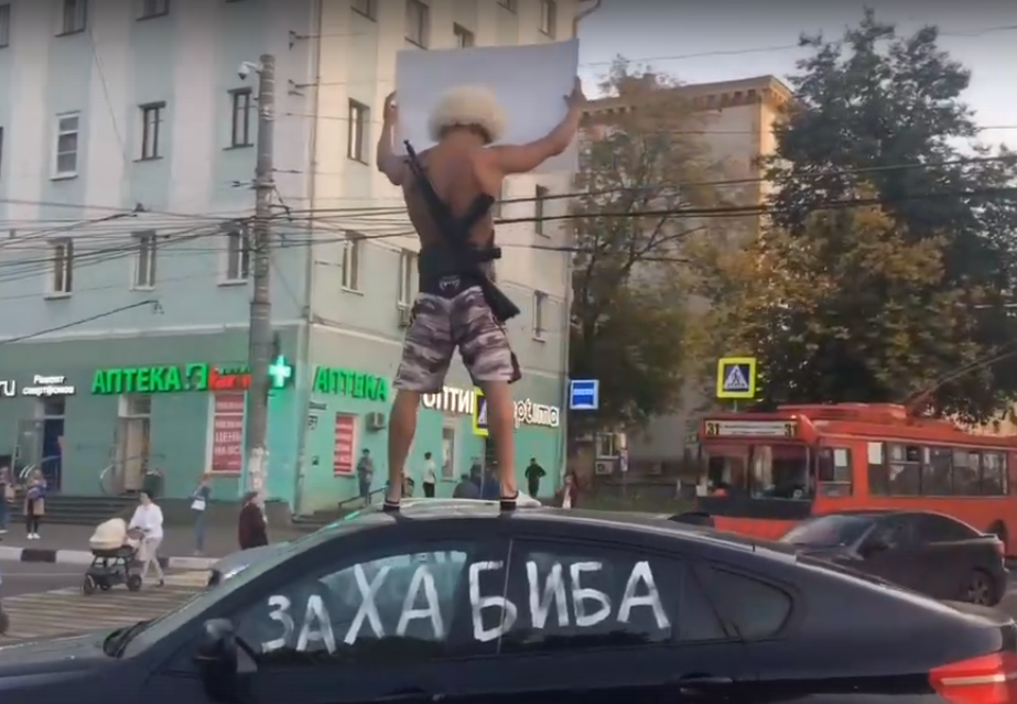 Нижегородец с автоматом устроил акцию поддержки Хабиба на крыше автомобиля (ВИДЕО)