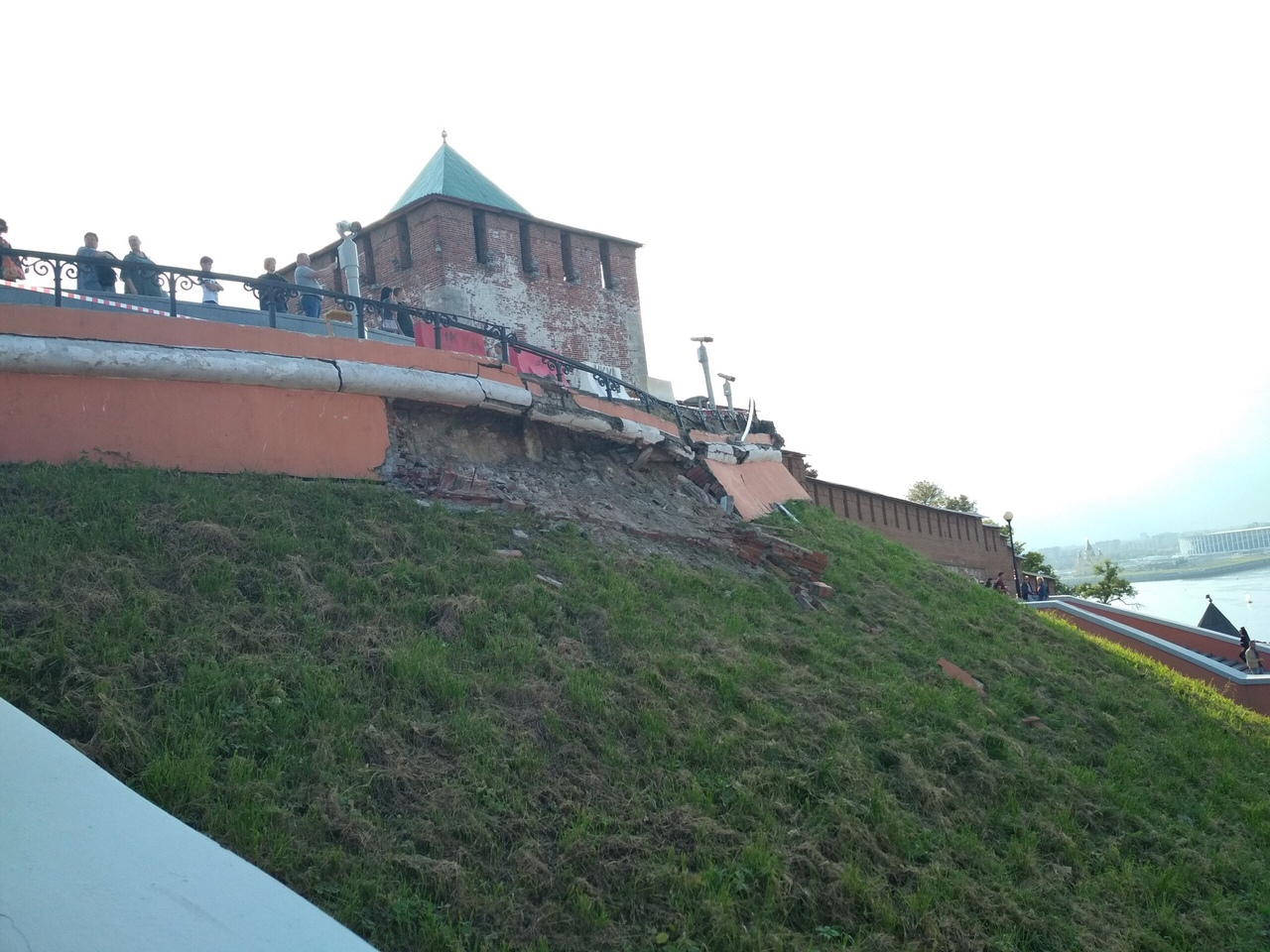 Уже шесть месяцев трещина была: в Нижнем Новгороде частично обрушилась Чкаловская лестница (ФОТО)