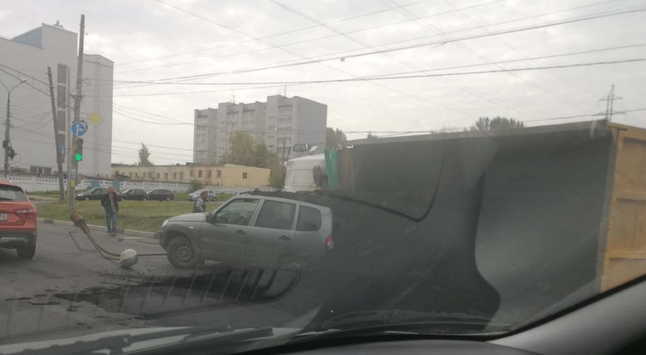 Грузовик с асфальтом столкнулся с легковушкой и перевернулся в Нижнем Новгороде (ФОТО, ВИДЕО)