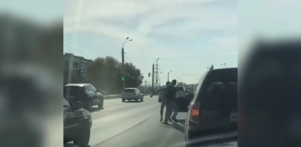 Разборки в стиле кунг-фу: двое мужчин устроили драку на оживленной дороге в Нижнем Новгороде (ВИДЕО)