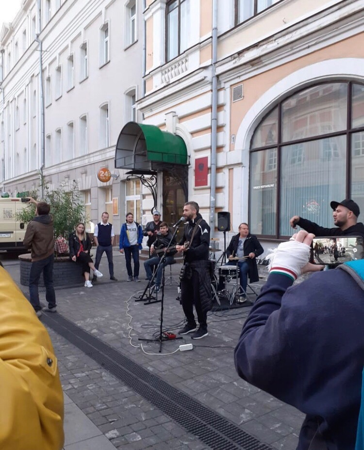 Владимир Кристовский дал импровизированный концерт на Большой Покровской (ВИДЕО)