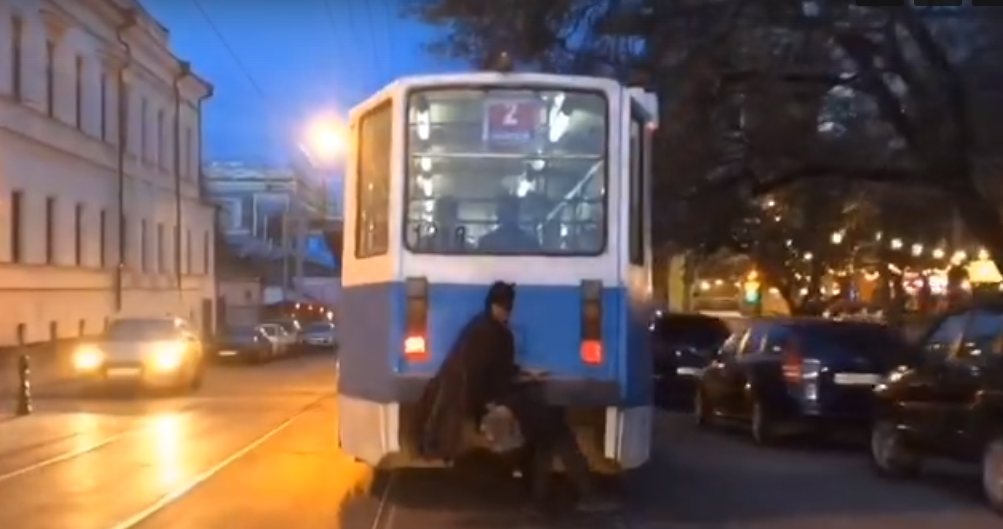 Бэтмен зайцем прокатился на трамвае в Нижнем Новгороде (ВИДЕО)