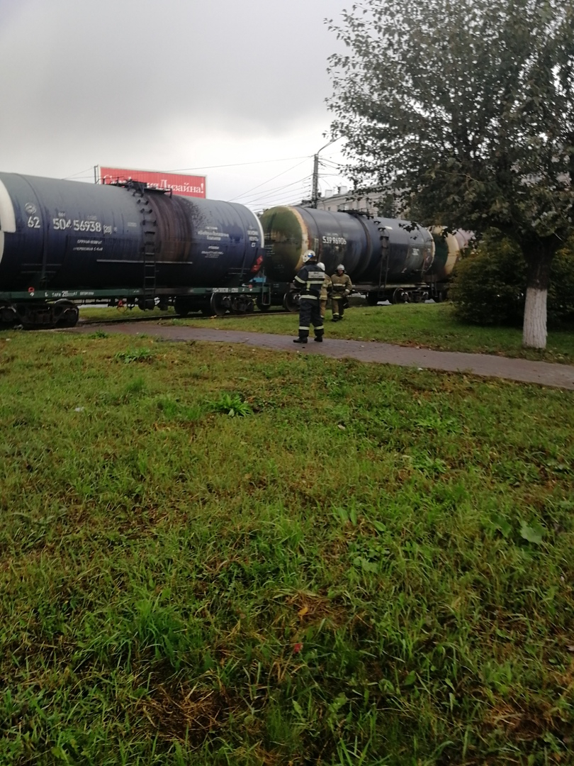 Осторожно, пробка: товарный поезд перекрыл движение на Московском шоссе (ФОТО)