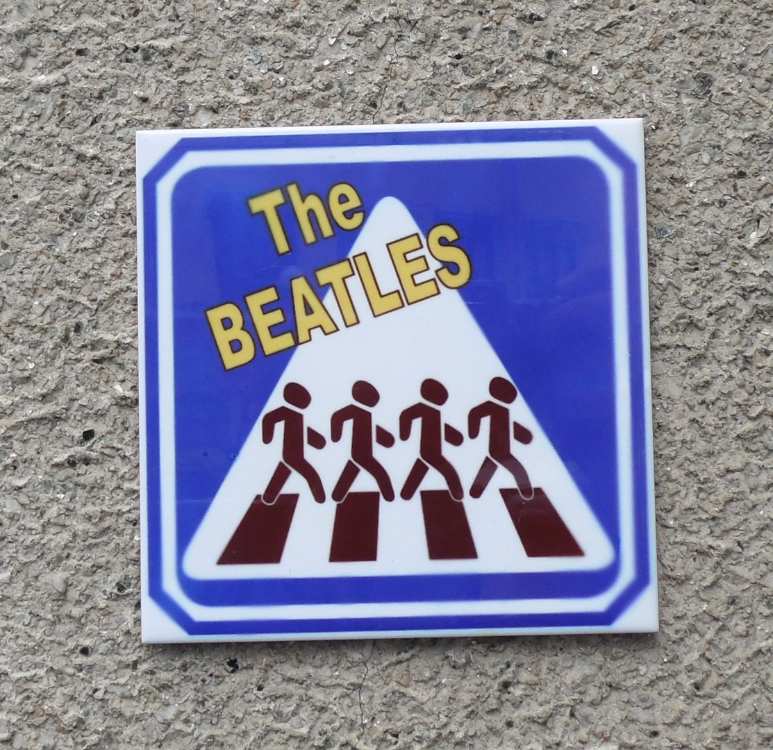 Посвященная группе «The Beatles» плитка в виде дорожного знака появилась в Нижнем Новгороде
