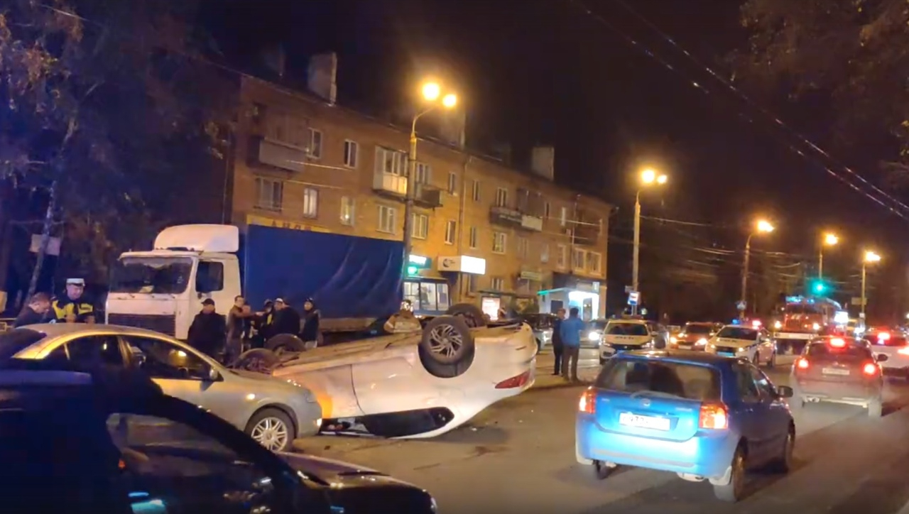 Семь автомобилей столкнулись на улице Бекетова в Нижнем Новгороде (ФОТО, ВИДЕО)