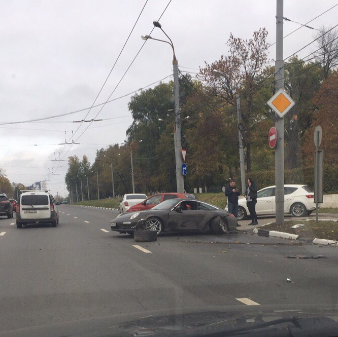 Подвеска не выдержала нижегородских дорог: Porsche раз­ва­лил­ся на про­спек­те Га­га­ри­на (ВИДЕО)