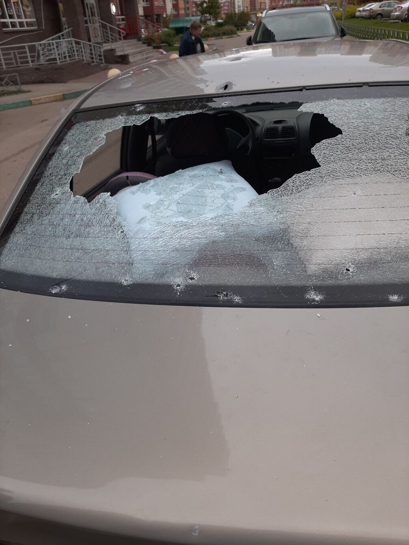 Мужчина расстрелял из охотничьего ружья припаркованные автомобили в Нижнем Новгороде (ФОТО, ВИДЕО)