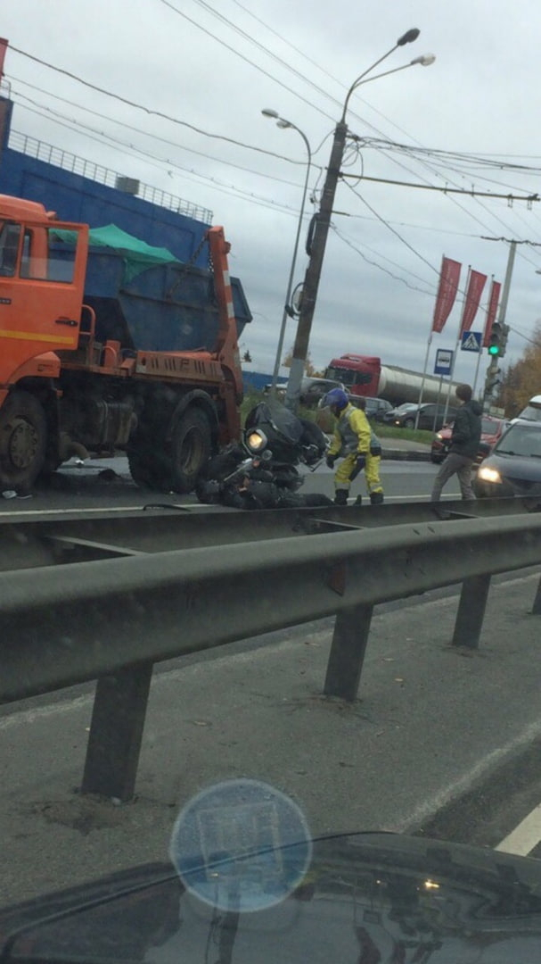 Разве можно по таким лужам гонять: мотоцикл влетел в грузовик в Нижнем Новгороде (ФОТО)