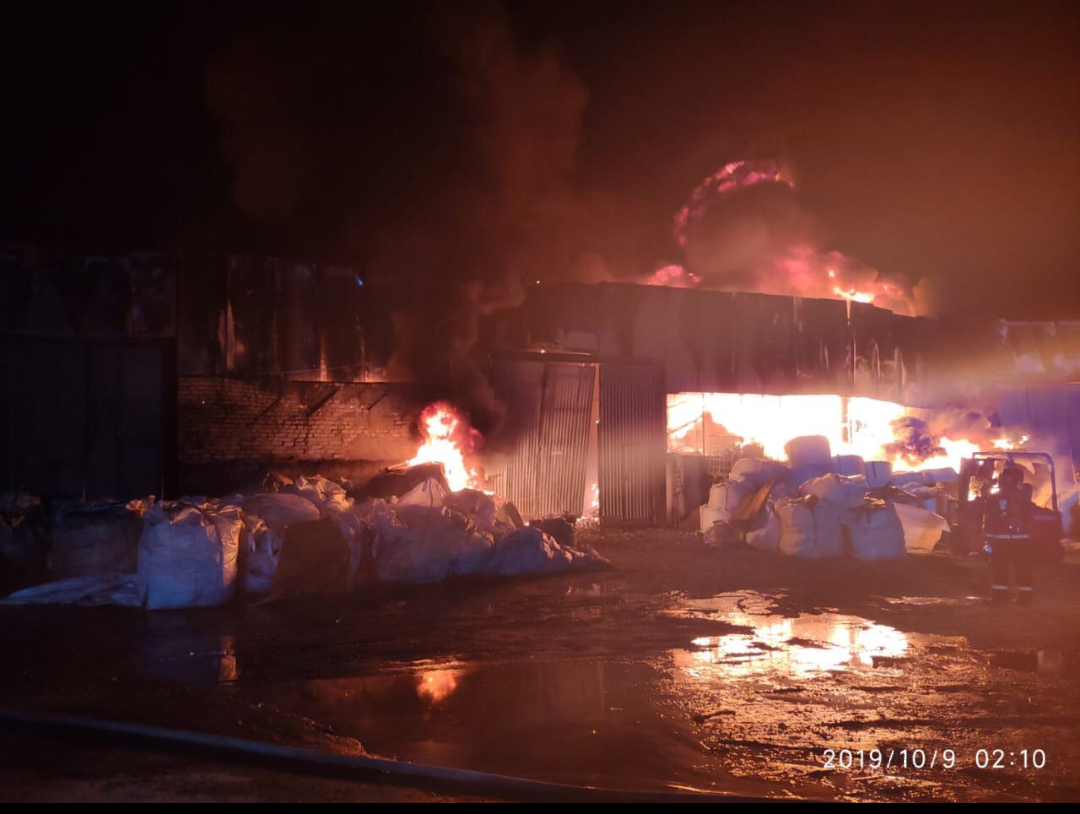 Большой склад с пластиком сгорел в Нижнем Новгороде ночью 9 октября (ФОТО, ВИДЕО)
