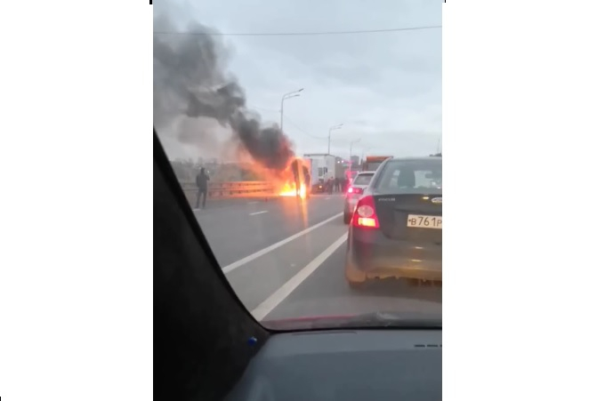 Газель загорелась на Мызинском мосту в Нижнем Новгороде (ВИДЕО)