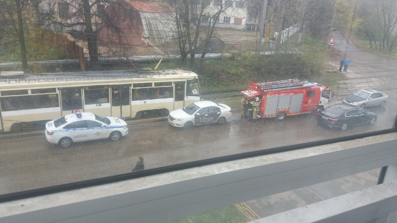 Полиция и пожарные пришли на помощь таксисту в Нижнем Новгороде (ФОТО)