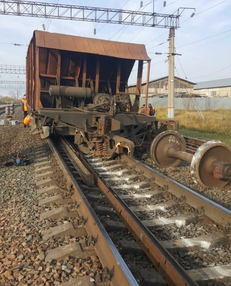 Вагон грузового поезда сошел с рельсов в Нижегородской области (ФОТО)