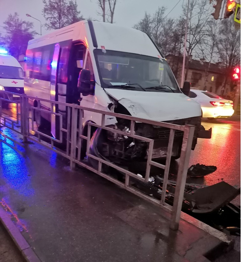 Иномарка влетела в пассажирский автобус в Нижнем Новгороде (ФОТО, ВИДЕО)