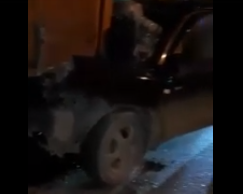 Иномарка разбилась о грузовик на Автозаводе в Нижнем Новгороде (ВИДЕО)