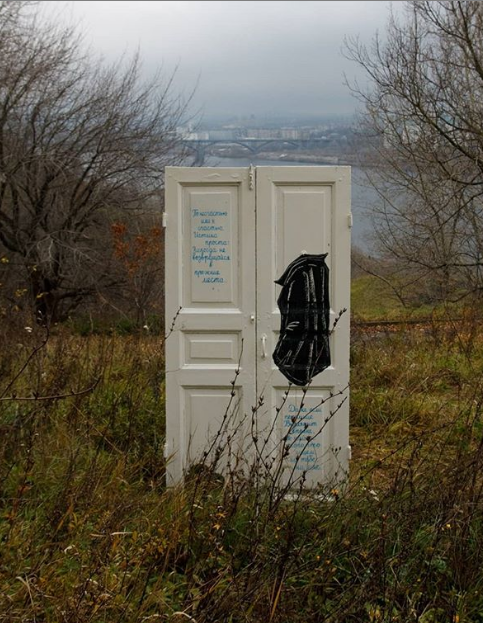 Арт-объект в виде дверей художницы Елены Лисицы появился в Нижнем Новгороде (ФОТО)