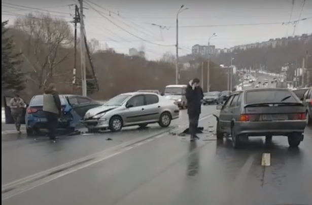 Три легковушки столкнулись в массовом ДТП в Нижнем Новгороде (ВИДЕО)