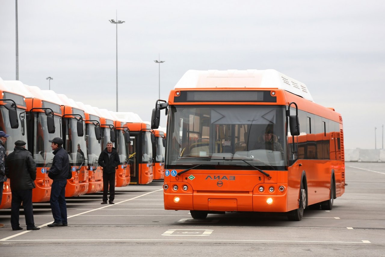 Глеб Никитин осмотрел 56 новых низкопольных автобусов, прибывших в Нижний Новгород
