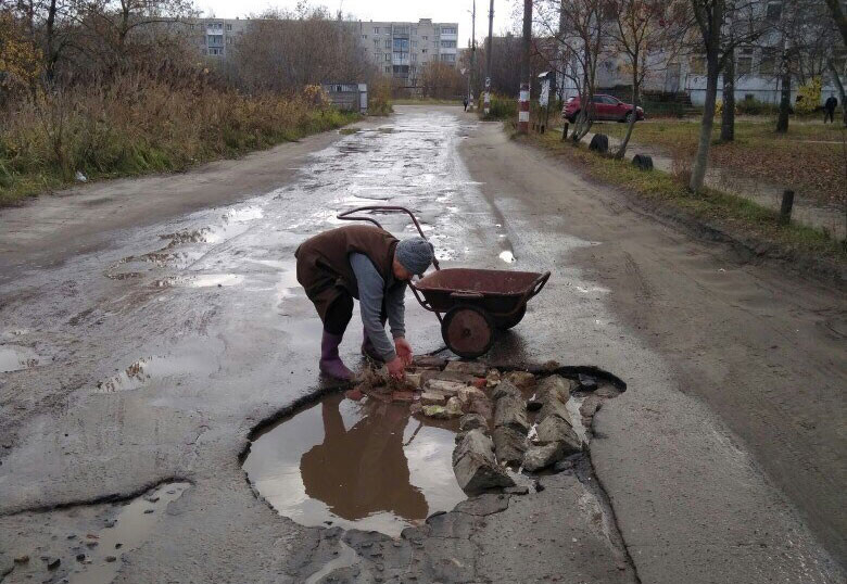 80-летняя нижегородка сама отремонтировала дорогу