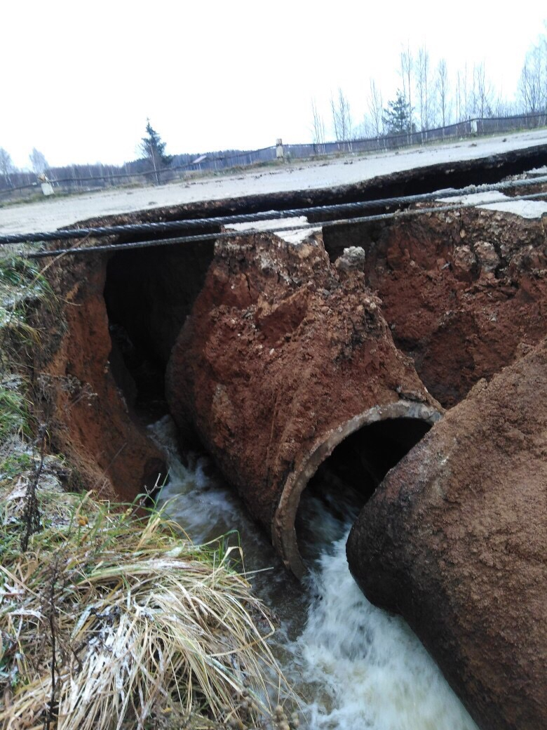 Проезд закрыт: часть моста рухнула в реку в Шахунском районе (ФОТО, ВИДЕО)