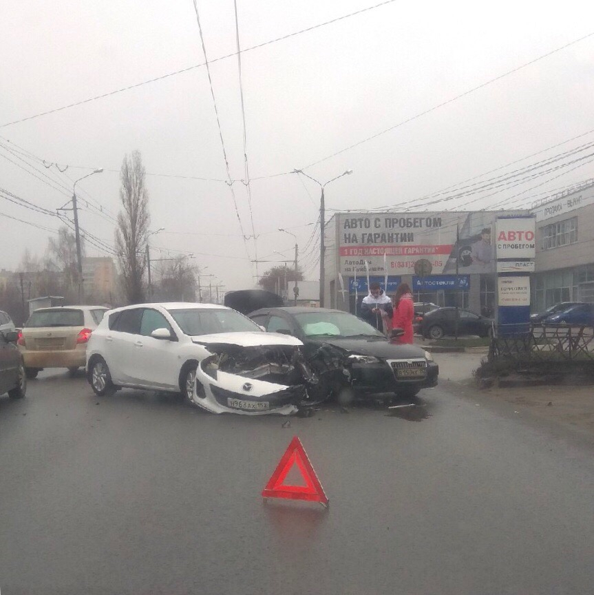 Две иномарки разбились на улице Куйбышева в Нижнем Новгороде