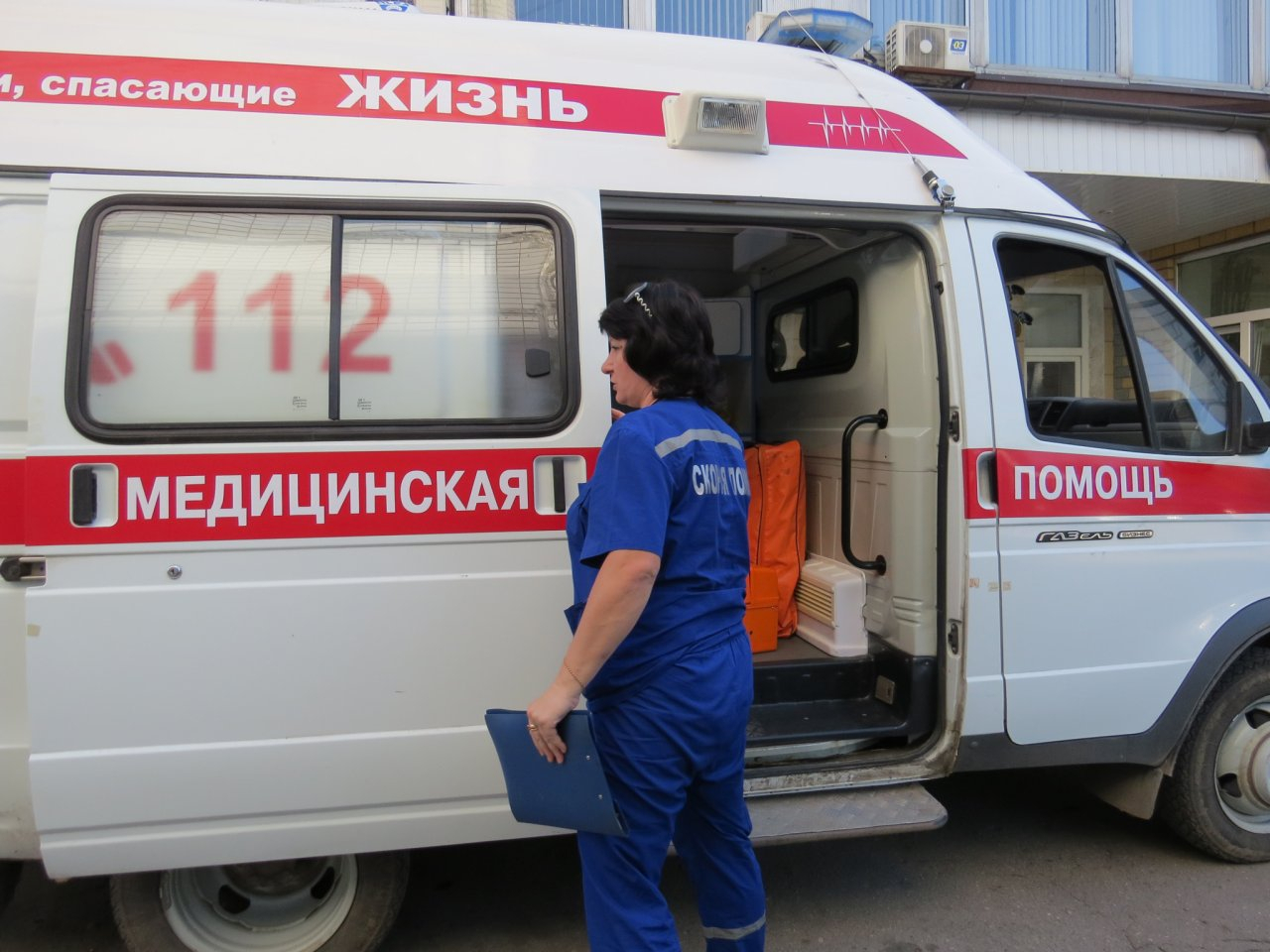 39-летний мужчина сломал плечо и получил ожог руки на производстве в Нижегородской области