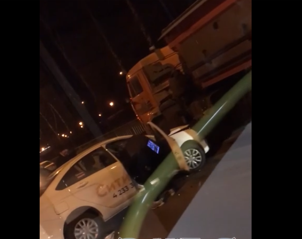 Такси влетело в мусоровоз в Нижнем Новгороде (ВИДЕО)