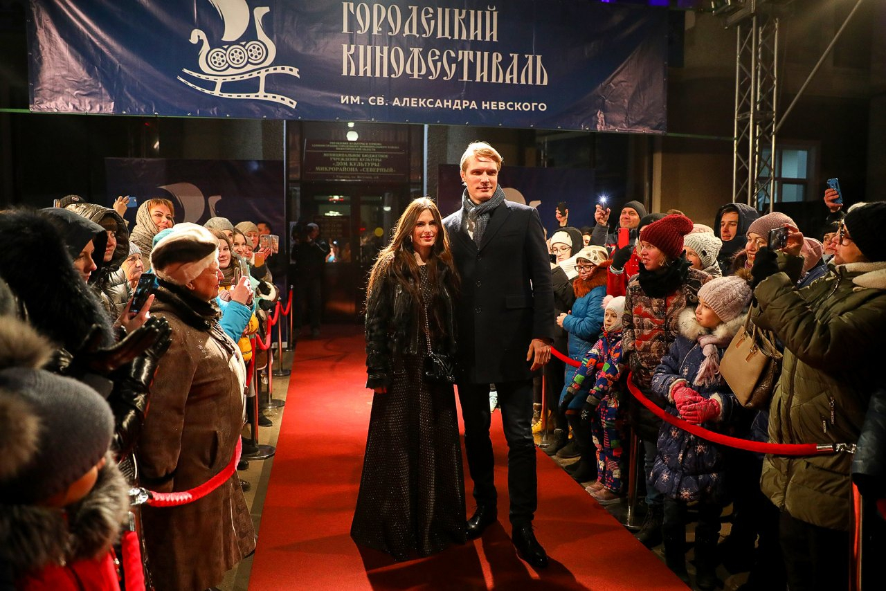 Звезды российского кино вышли на красную дорожку Городецкого кинофестиваля (ФОТО)