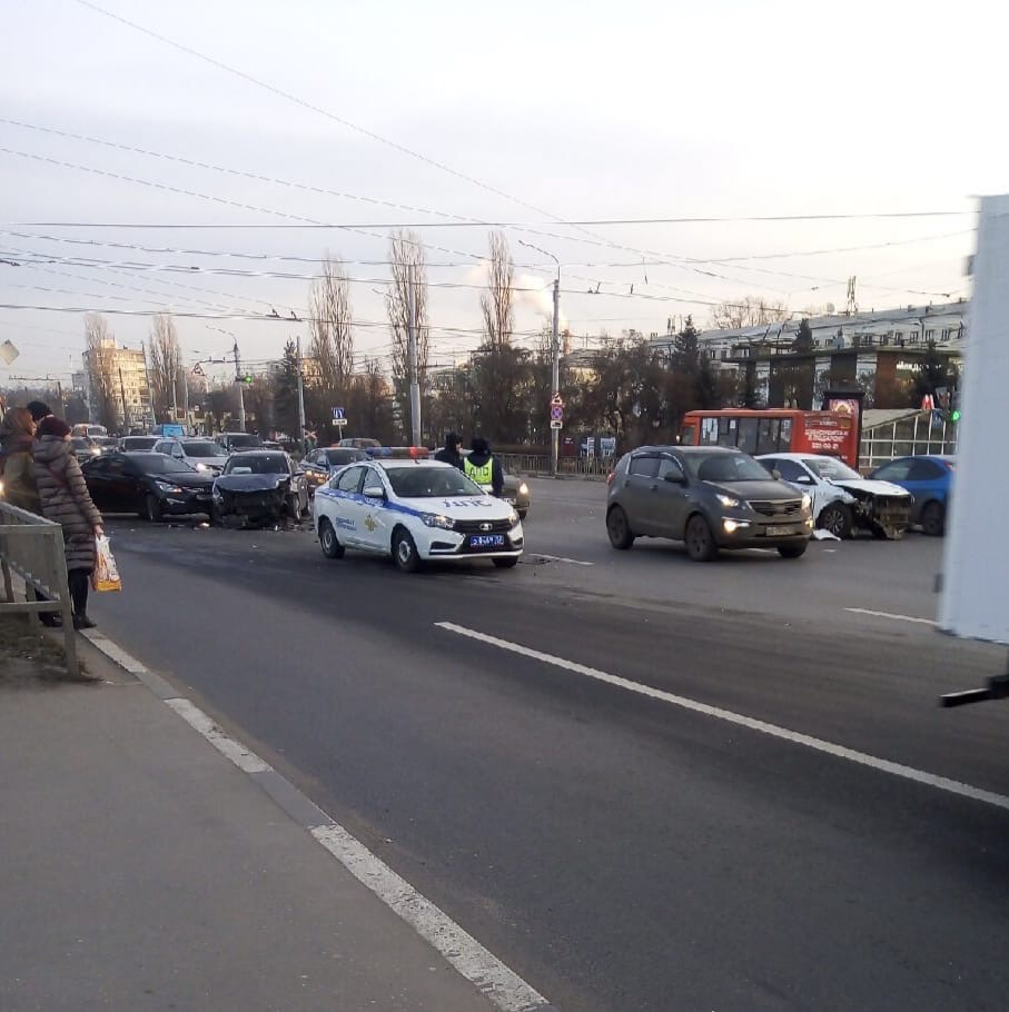 Пять автомобилей столкнулись в массовом ДТП на проспекте Ленина (ФОТО)