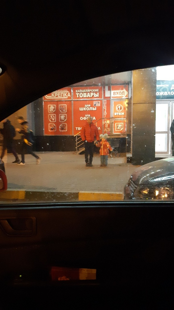 Ребенка таскают по стоянке: мужчина вывел маленькую девочку попрошайничать около ТЦ на Автозаводе