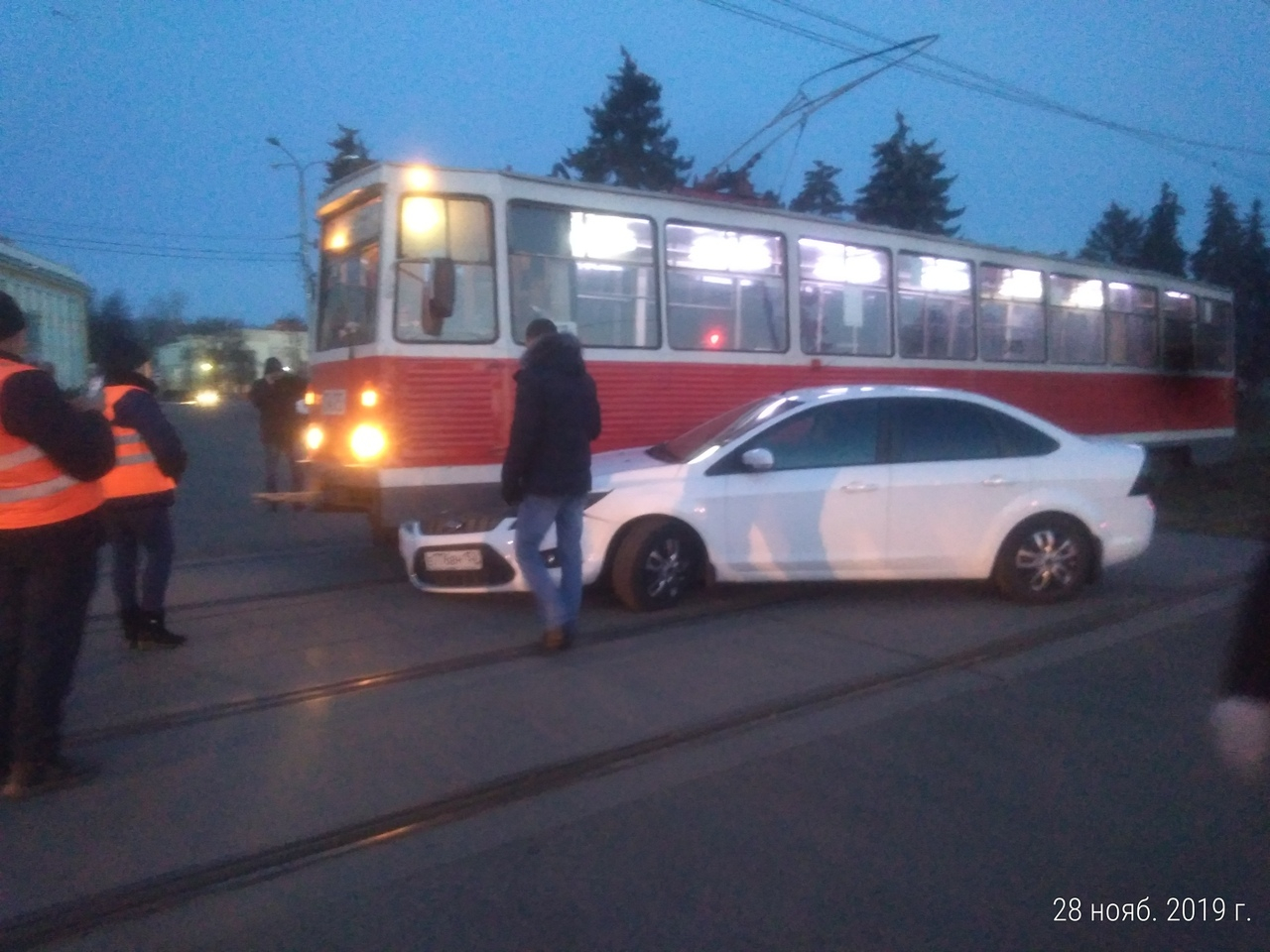Вот она причина коллапса: Форд протаранил трамвай в Автозаводском районе (ФОТО)