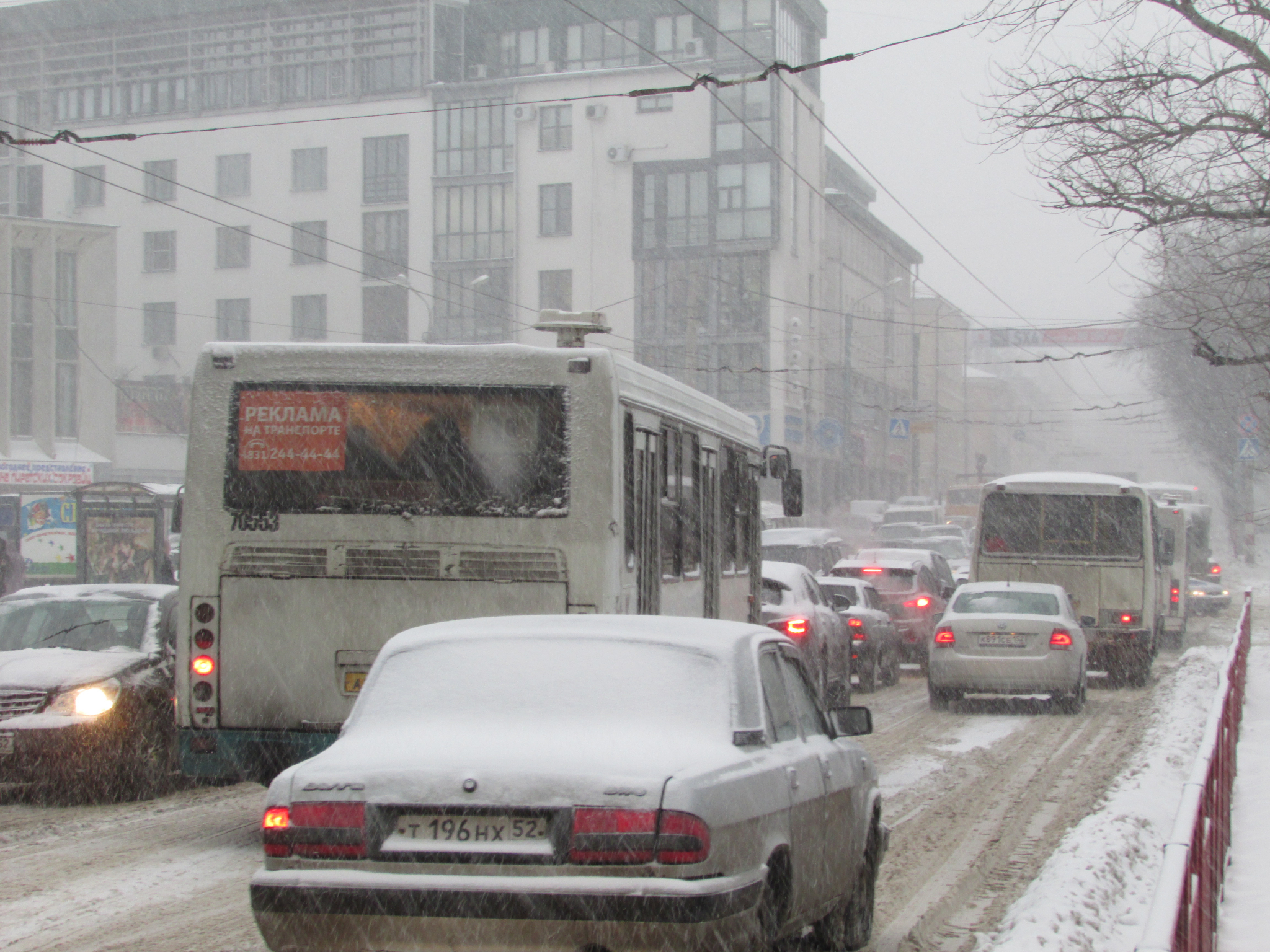 Первый снегопад в Нижнем Новгороде: город сковали пробки