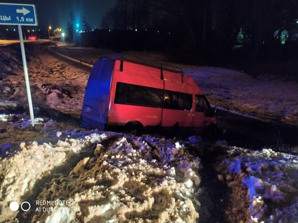 Микроавтобус опрокинулся в кювет в Нижегородской области: четыре человека пострадали (ФОТО)