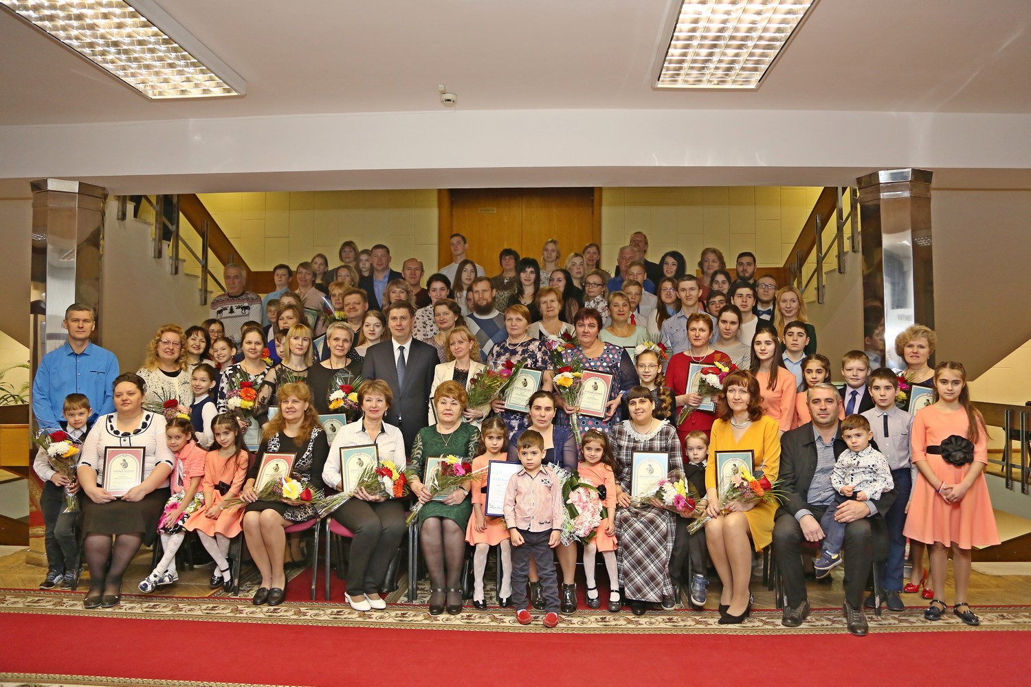Андрей Гнеушев вручил награды 26 многодетным матерям Нижегородской области